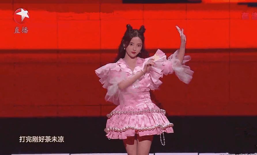 张杰唱歌忘词怎么解决,张杰演唱会忘词粉丝秒变提词器