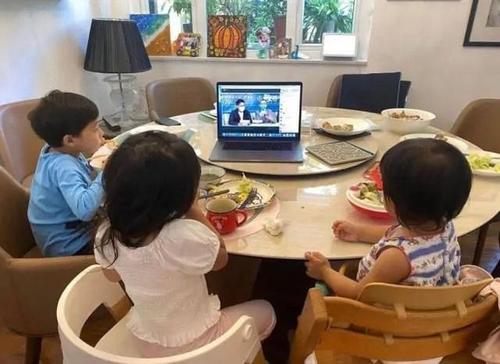 霍启刚1.5亿香港别墅曝光，内景装修太普通，空调发黄也不在意