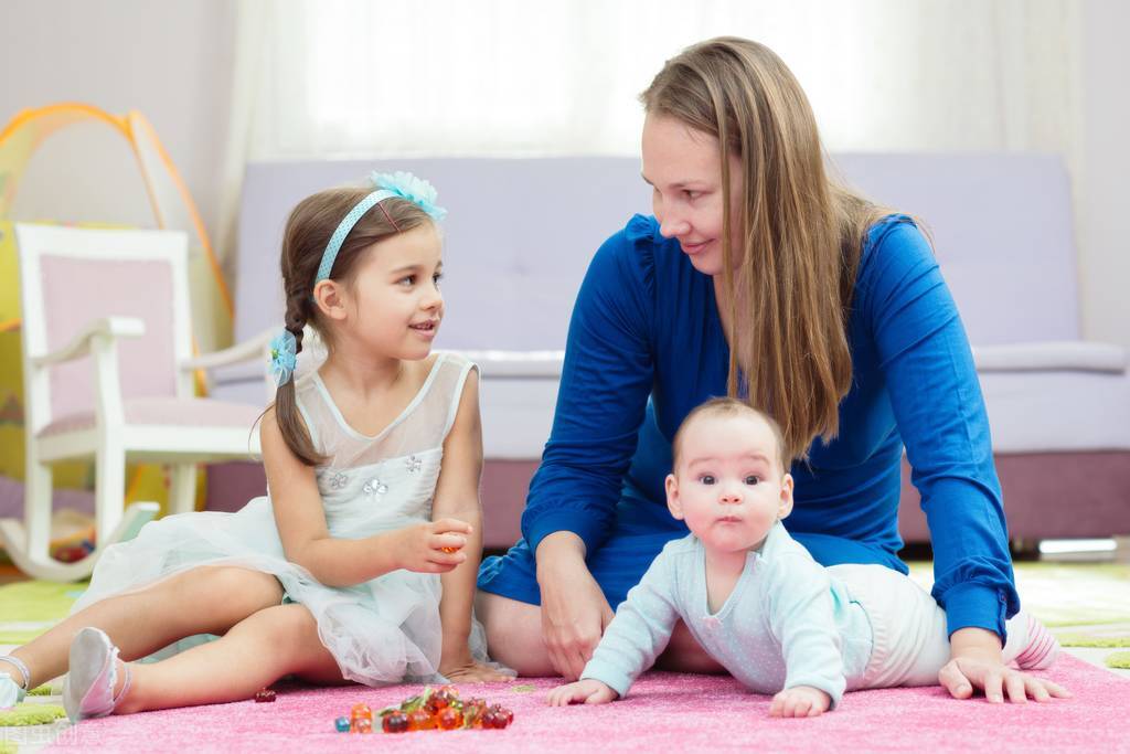 孩子频繁用背带,用背带背婴儿干活