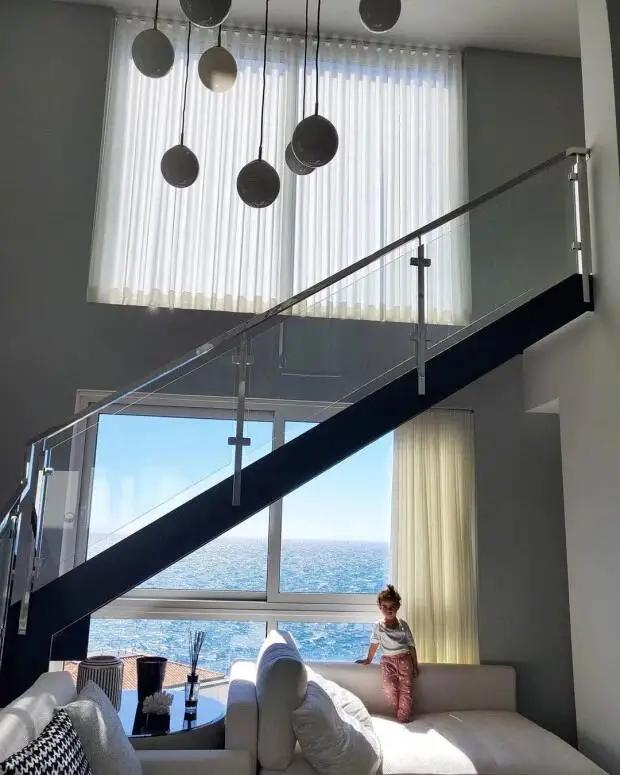 梅西和c罗在球场对抗,梅西自我隔离