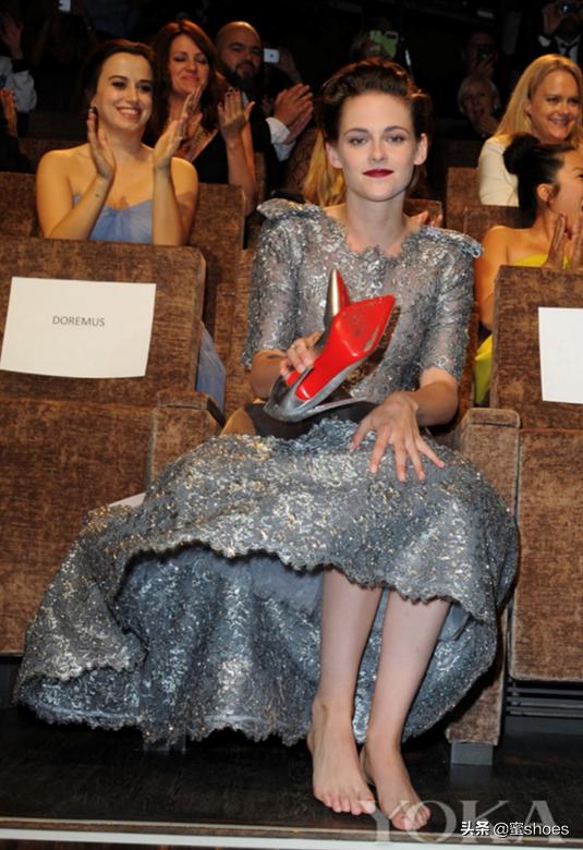 CL红底高跟鞋，出镜最多的明星红毯鞋，“被脱”率也最高的美鞋