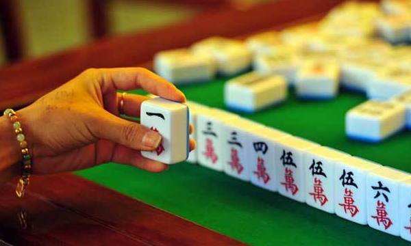 老人喜欢打麻将是好还是坏,老人喜欢打麻将带来的危害