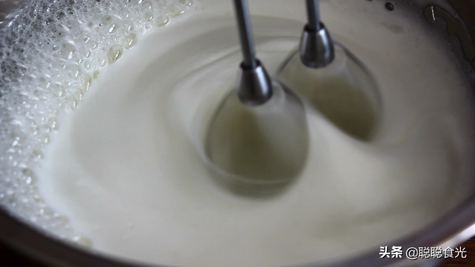 用电饭锅鸡蛋做蛋糕最简单的过程,只用鸡蛋和面粉用电饭锅做蛋糕