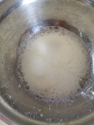 这届年轻人太拼了！想吃块蛋糕得请人代排队，明明会打鸡蛋就能做