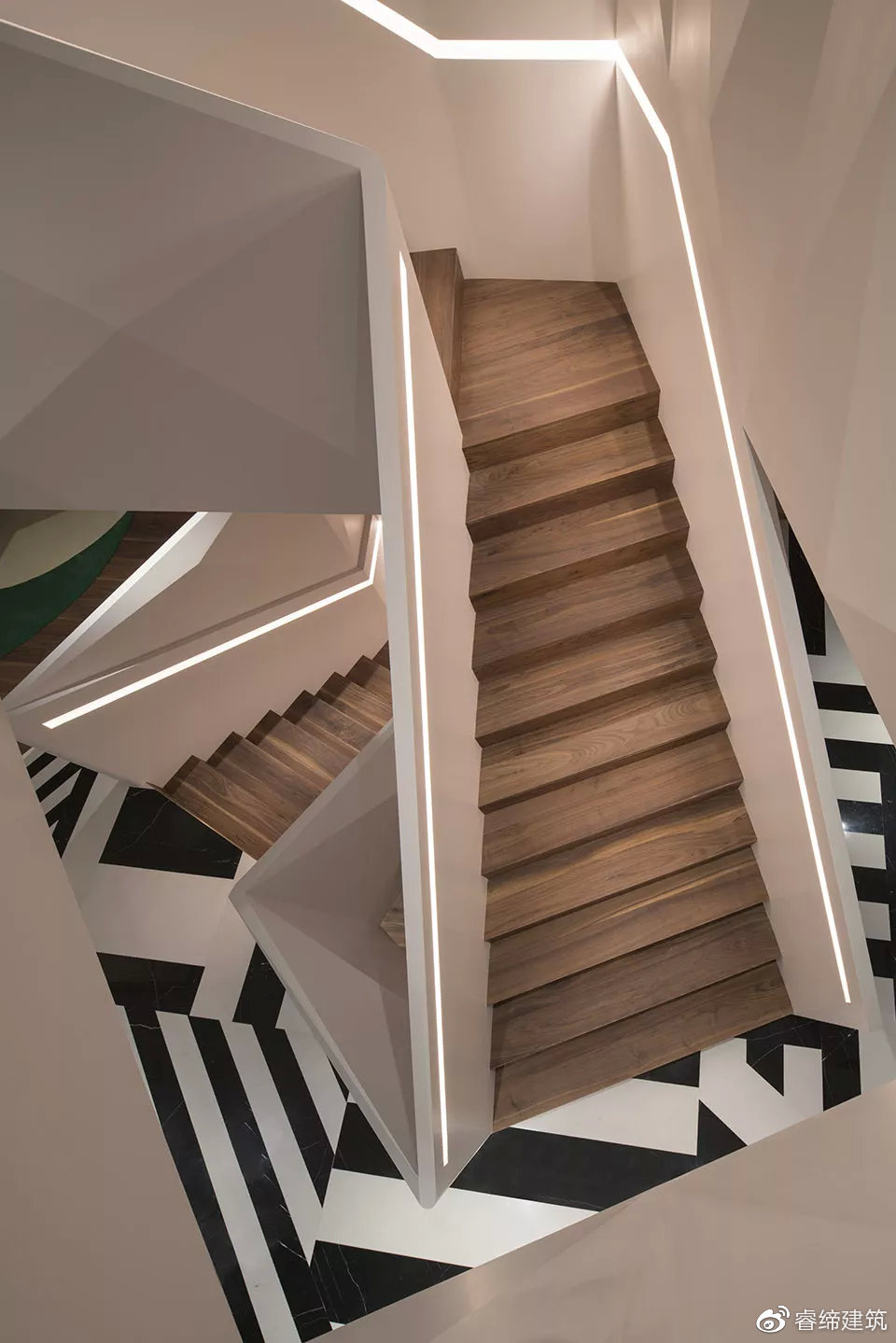 360度旋转楼梯的做法全过程,旋转楼梯和普通楼梯对比图片