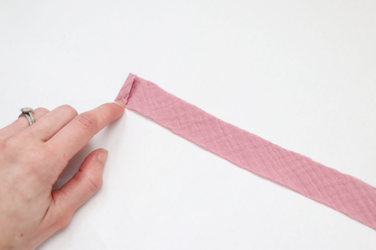 领口和领子的缝合方法,v领领口中间有三针平针缝合方法