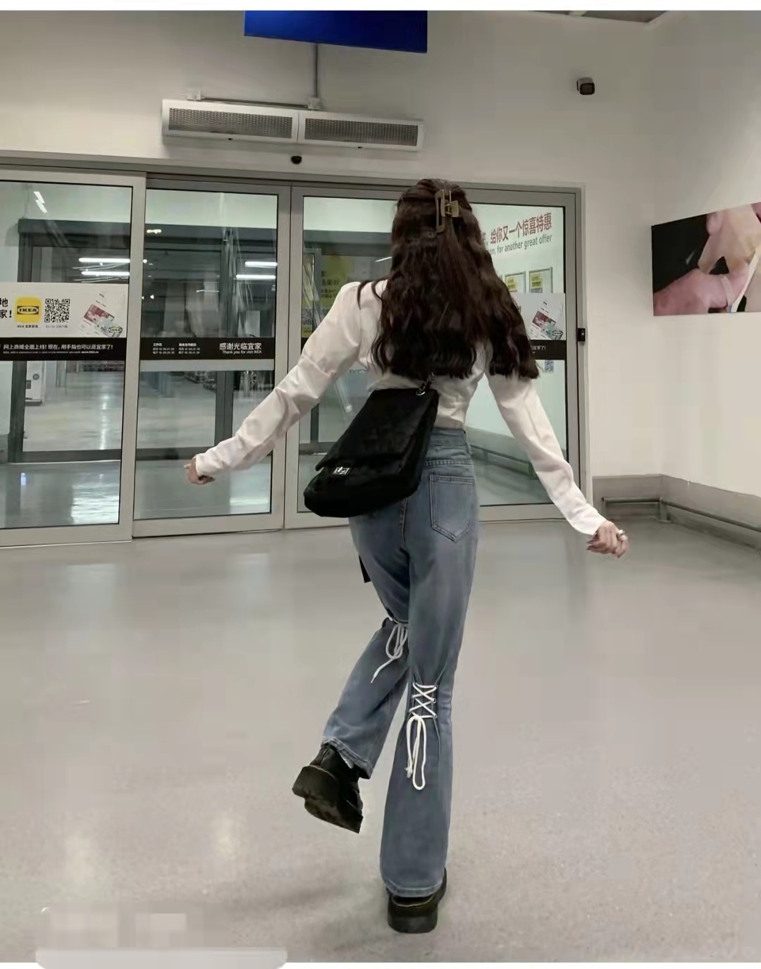 喇叭牛仔裤搭配卫衣好看吗,喇叭牛仔裤怎么搭配上衣和鞋