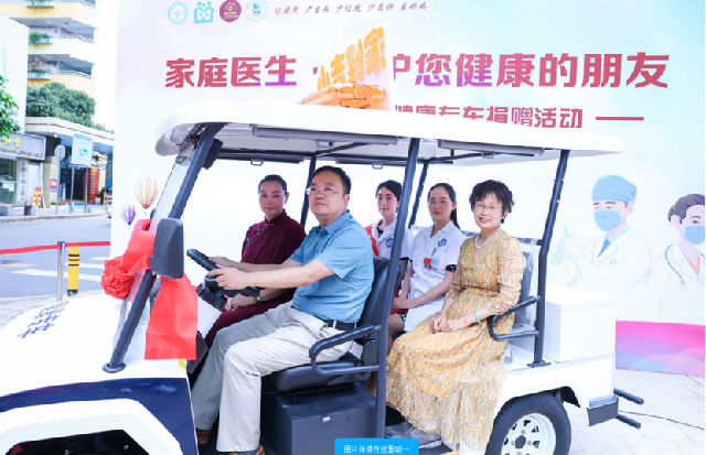 8部“小吉到家”健康专车开进深圳社区