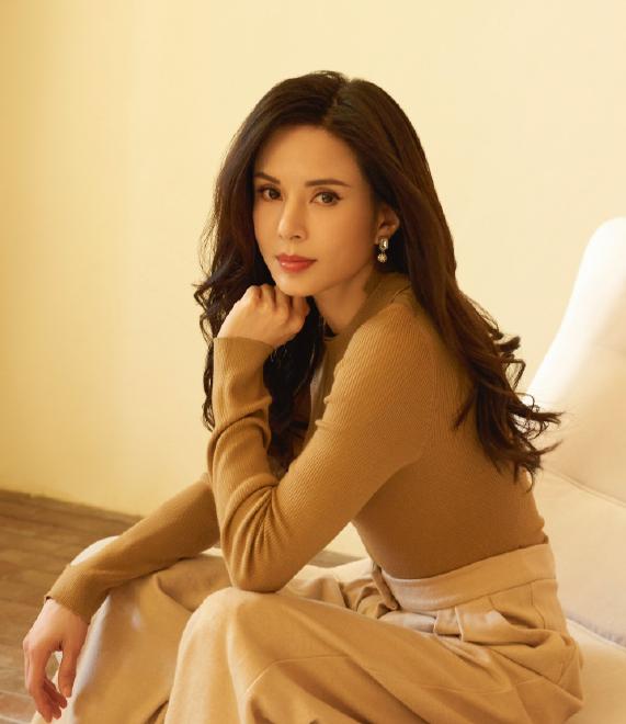 55岁李若彤身材宛如少女,54岁的李若彤身材曲线绝佳