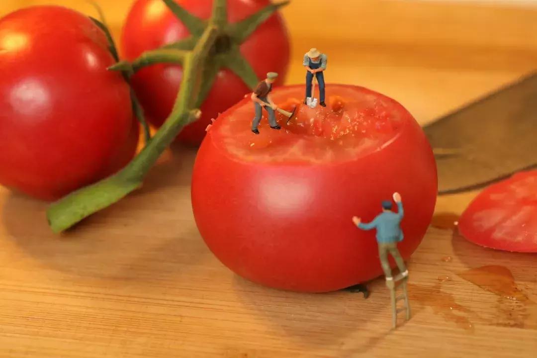 小伙在家制作模型月入过万,手工给小人上色