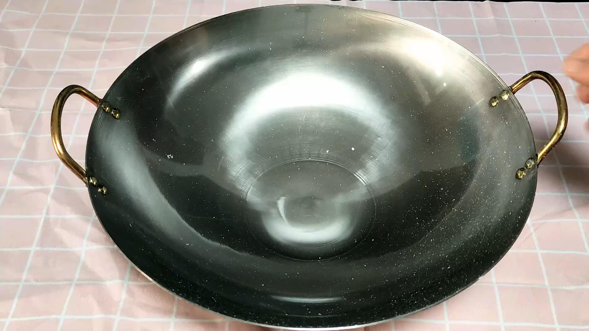 新铁锅千万别直接烧,等于吃掉了涂层,大厨正确开锅不生锈不粘锅