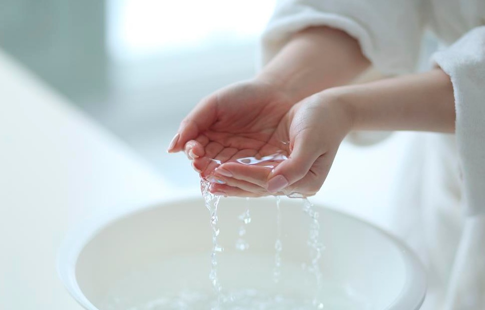 什么精油用了最容易长痘,玫瑰清痘精油