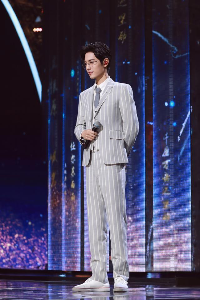 肖战西装搭配图片男,肖战穿时尚西装打造绅士穿搭