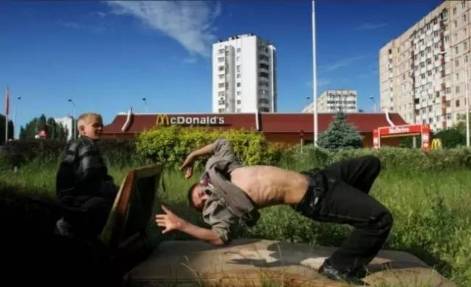 为什么有人喜欢闻汽油,为什么人喜欢闻汽油尾气