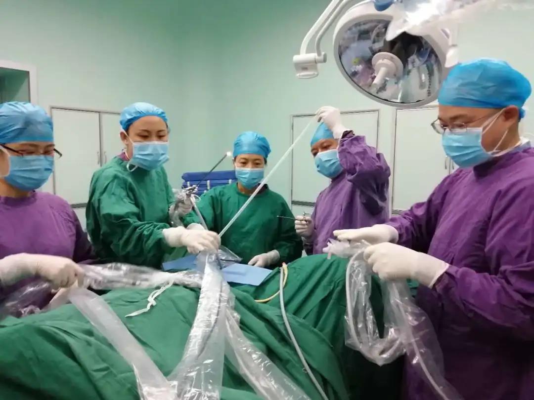 女子天生无阴道，用尿道过夫妻生活17年，医生帮她再造阴道