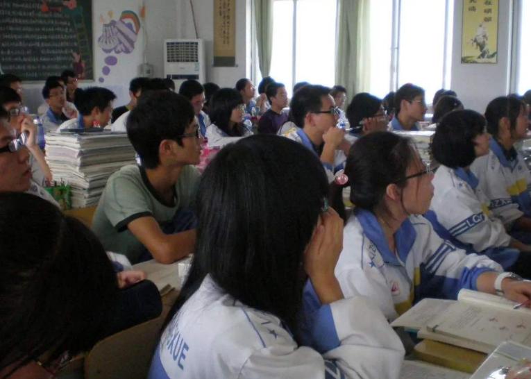 初二学生叛逆作为家长应如何管教,初二逆反难管暴躁怎么辅导学习