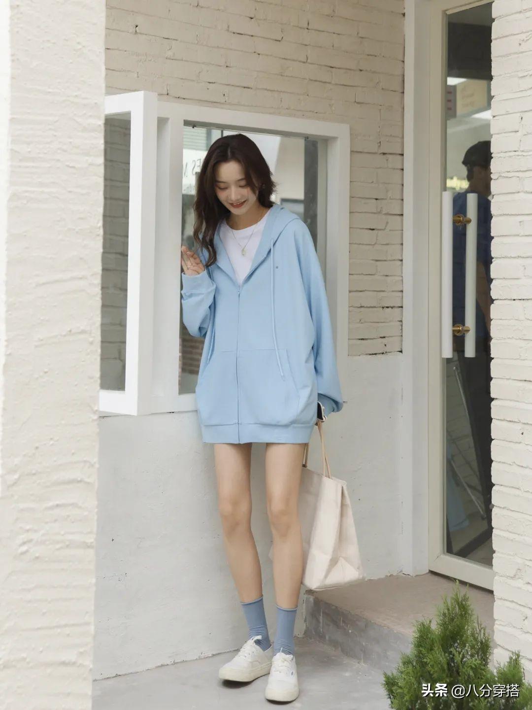 中长款卫衣怎么搭配才好看秋天,秋天冬天穿卫衣怎么搭配裤子