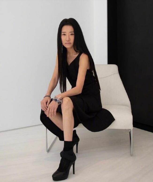 “婚纱女王”王微微近照曝光，年过七旬保养得当，身材纤细似少女