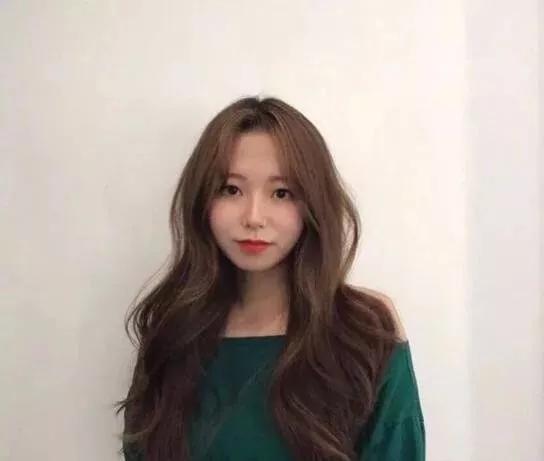 宽脸适合的发型图片女,宽脸女生适合的发型中长发图片