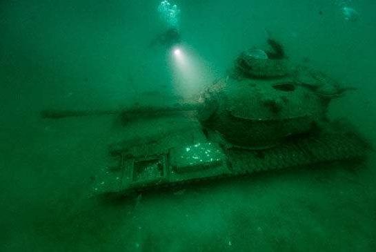 美国用1430个足球场存放4200架飞机，不仅随时待命还能拿来坑队友