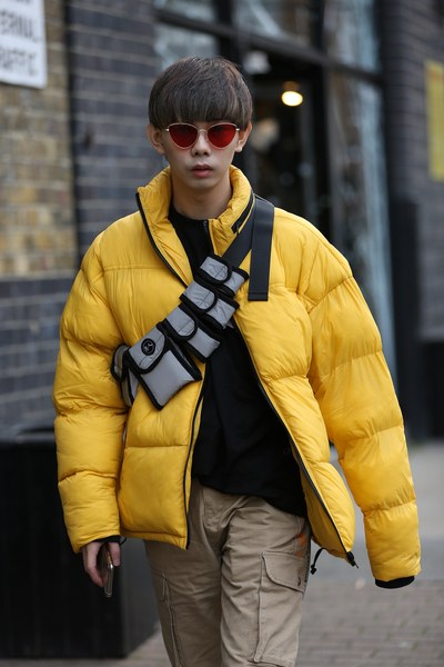 这个冬天很冷需要一件羽绒服,这个季节真的很需要羽绒服暖身