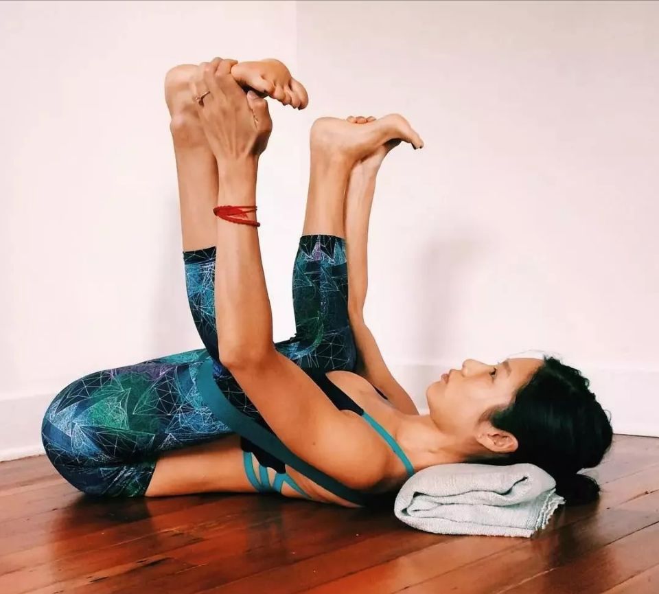 躺在床上适合练的瑜伽动作,在床上练的8个瑜伽动作