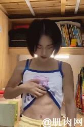 肌肉女学生秀腹肌,撩衣秀腹肌