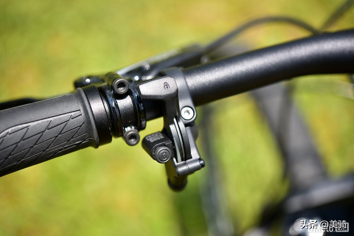 ucc竞争者race测评,万元以下碳纤维山地车