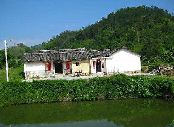 门前开塘有什么讲究,农村俗语墙上加墙家败人亡啥意思