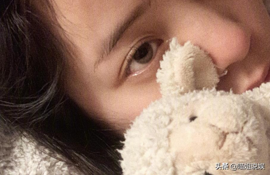 喜欢晒眼睛特写的小花，“苍蝇腿”睫毛触及审美低谷，无法理解