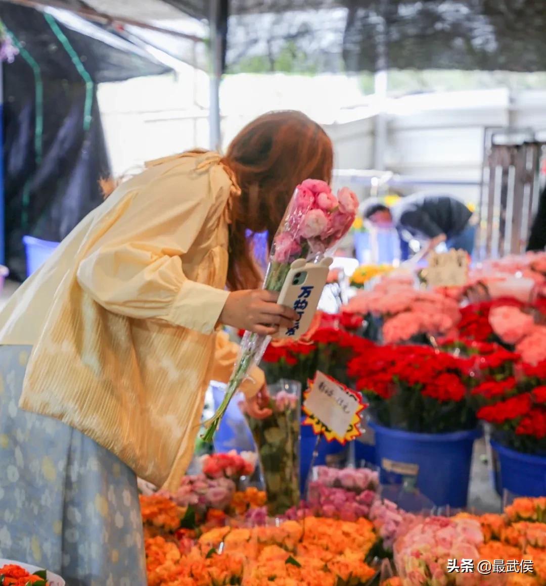 成都便宜的大花市,成都街边卖花一元一束