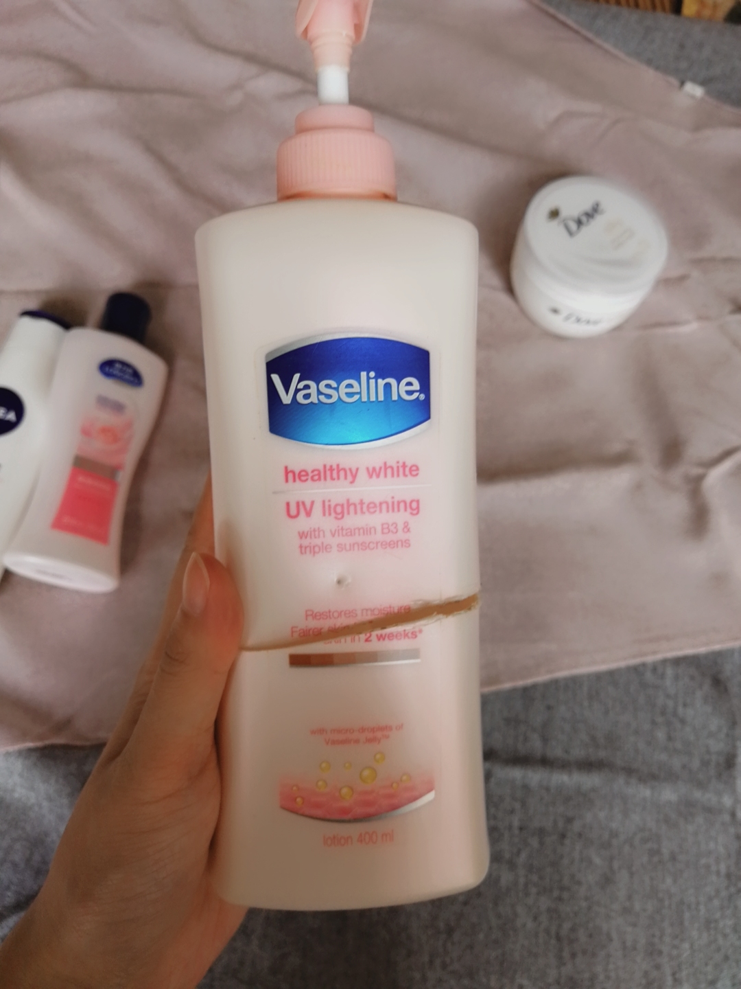 用真正的空瓶来向清贫少女们推荐二三十块钱的平价身体乳