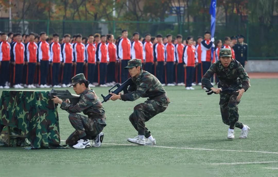 今天起，我们都是“辽传人”！辽传新生军训汇报表演暨开学典礼