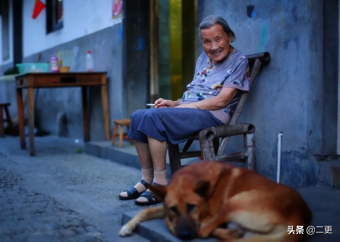 相识27天闪婚，这对逃离大城市的小夫妻，实现“面包爱情”双丰收