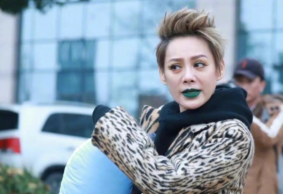 王嘉尔炸裂现场宣美 (王嘉尔宣美最新视频)