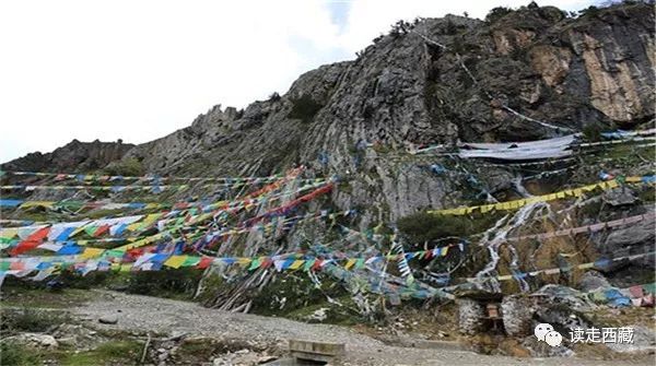 走青藏线翻越唐古拉山来到拉萨,西藏工布江达县的山脉