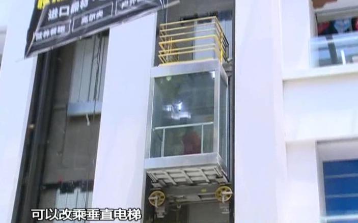 小孩子手被超市扶梯卡,小孩坐手扶梯被夹