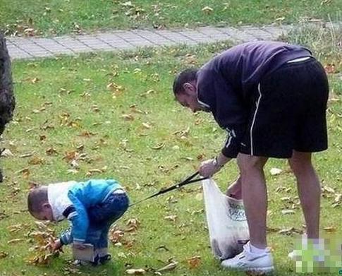 又火了一个不靠谱爸爸：用3岁女儿挡雨，真是“父爱如山体滑坡”