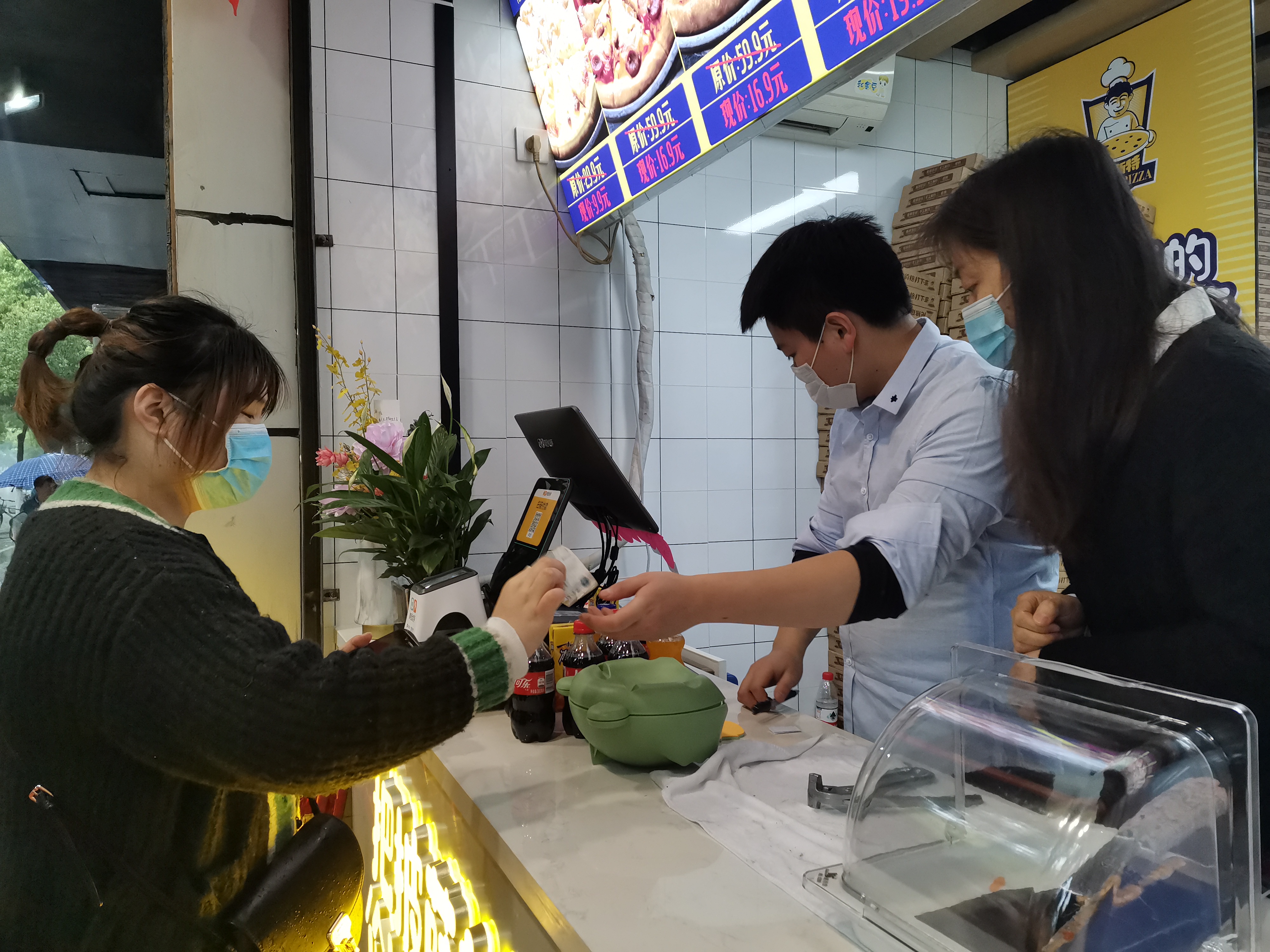 开披萨店真实收入,两人开披萨店一年赚多少