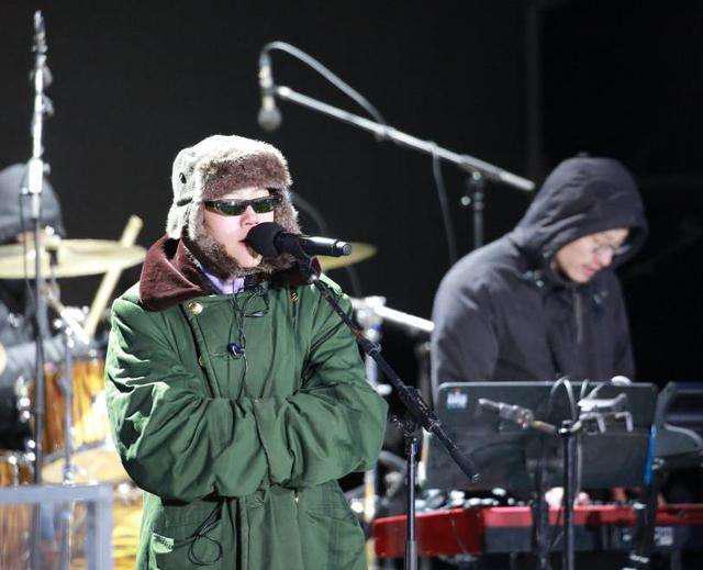 陈慧琳穿羽绒服演唱还被冻成表情包,一看演出地点,网友都笑了