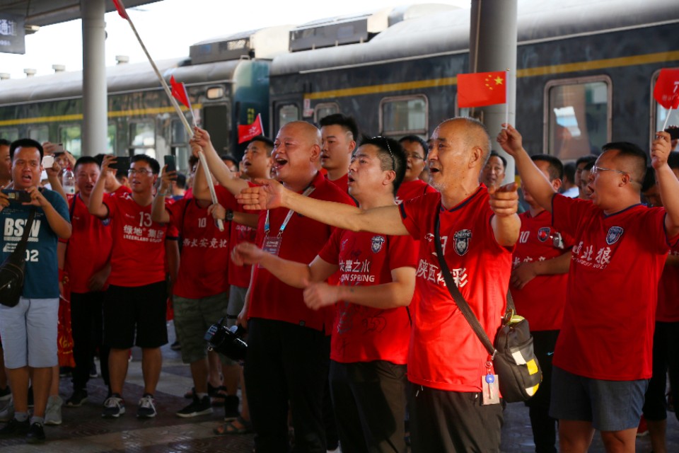 中甲第23轮：《中国万岁，我是护旗手》红动渭南火车站
