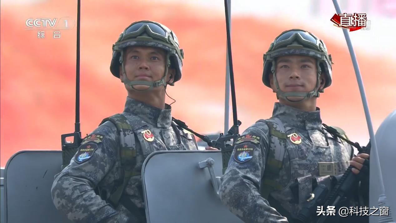 五十周年国庆阅兵实况录像,兵哥哥集体观看阅兵式