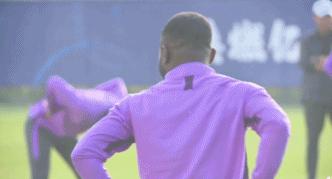 太憨了！泰达王牌外援头顶绿帽训练引哄笑，被告知寓意后怒摔帽子