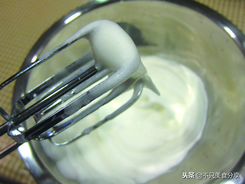 戚风蛋糕消泡烤出来的样子,烤出蛋糕柔软的关键