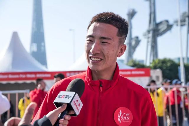 2022彭建华上海马拉松成绩,南京马拉松彭建华夺冠跑进210