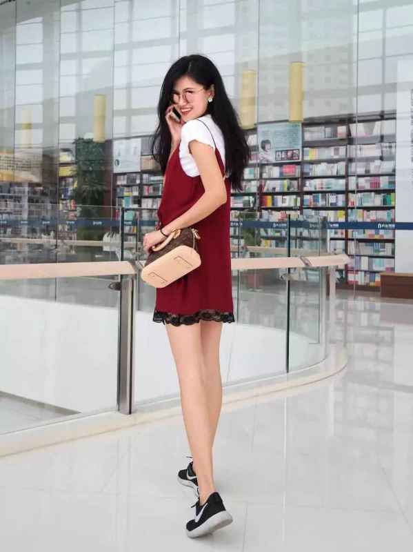 女人不要试图打扮自己,丝绒裙高级穿搭