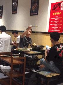 搞笑GIF动图：原来姑娘才是大力士，后面的黑人哥们都看呆了