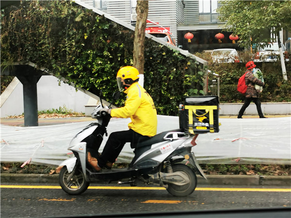 贵阳街头人车稀少，唯有外卖小哥忙碌：“为了大家，我们坚持了下来”