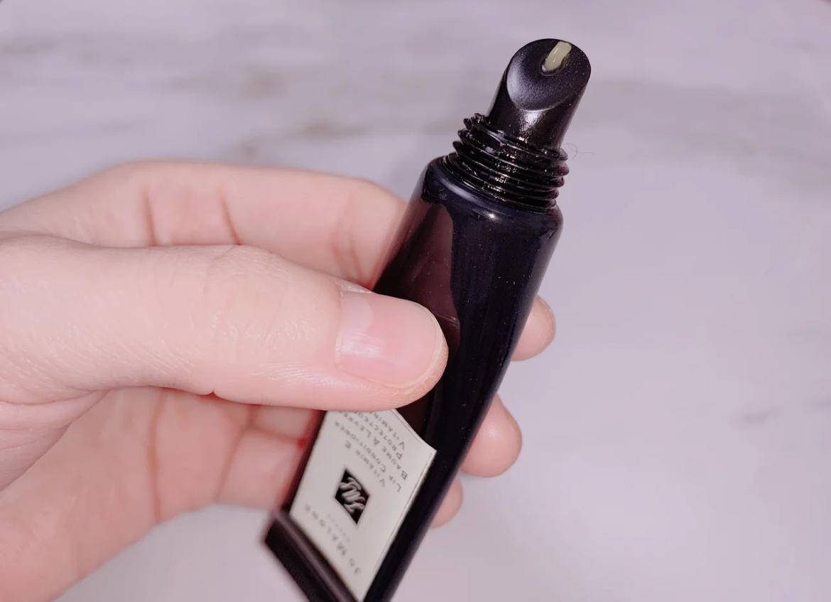 嘴唇水嘟嘟的太可爱了，但你的怎么还那么干瘪