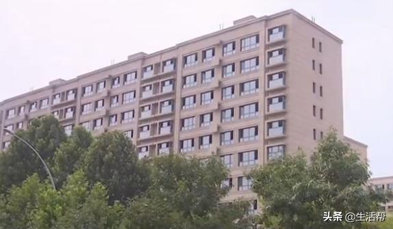 买的期房发现入户门和别的不一样,买房子商家入户门要不要换